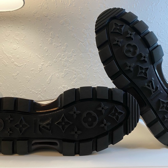 Authentic LV Bold Chelsea Men 7 - Picture 3 of 5